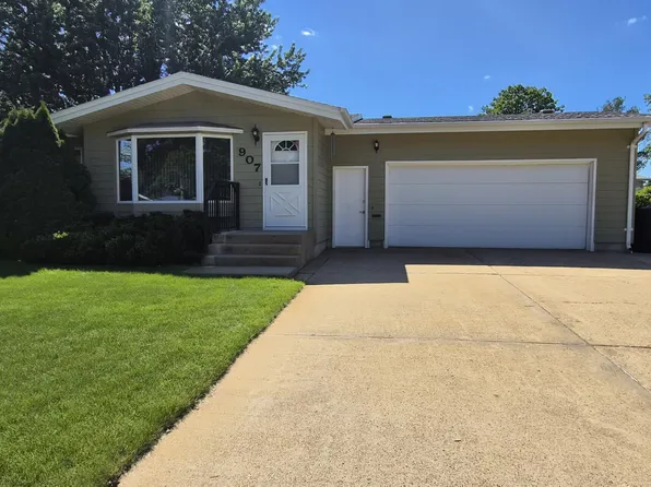 907 Senior Ave, Dickinson, ND 58601