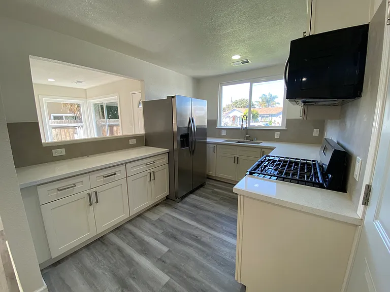 1124 Camellia Dr — Photo 2