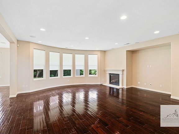 4th image of 2398 E Prestwick Ave
