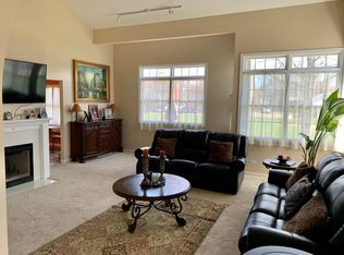 325 Regal Ct, Clarendon Hills, IL 60514