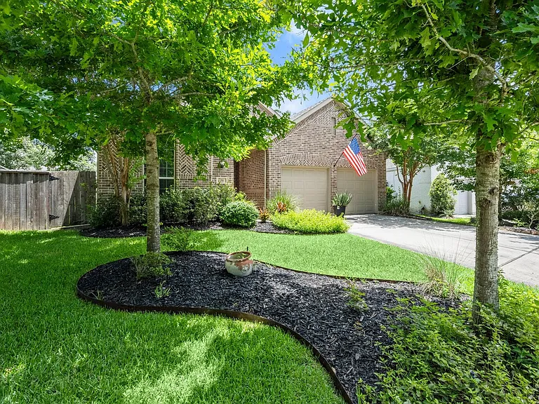 150 Mayfield Dr — Photo 2