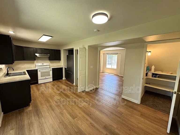 235 Ellers Grv — Photo 4
