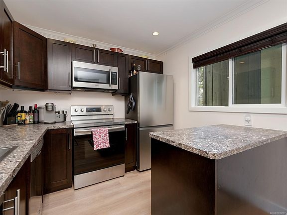 4th image of 991 Cloverdale Ave #201