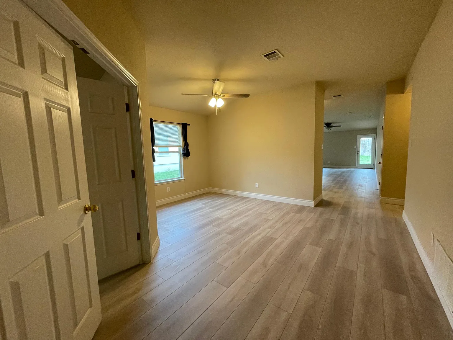 3 bed, 1834 sqft, $1,945 — Photo 2