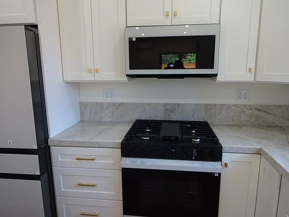 2nd image of 228 1/2 Dean Dr