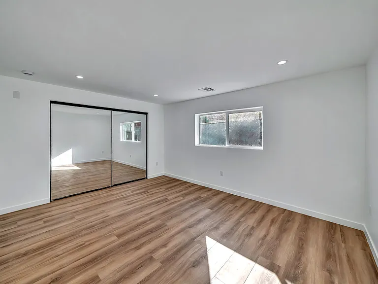 11845 Hamlin St — Photo 35