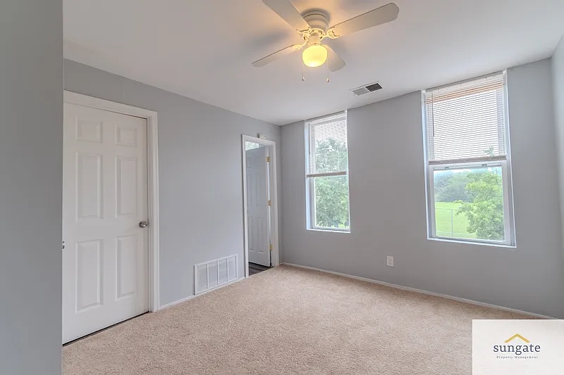 Building Photo - 1034 N Eden St #3