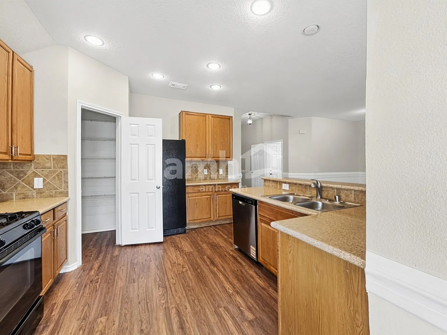 3 bed, 2.0 bath, 1749 sqft, $2,050 — Photo 4