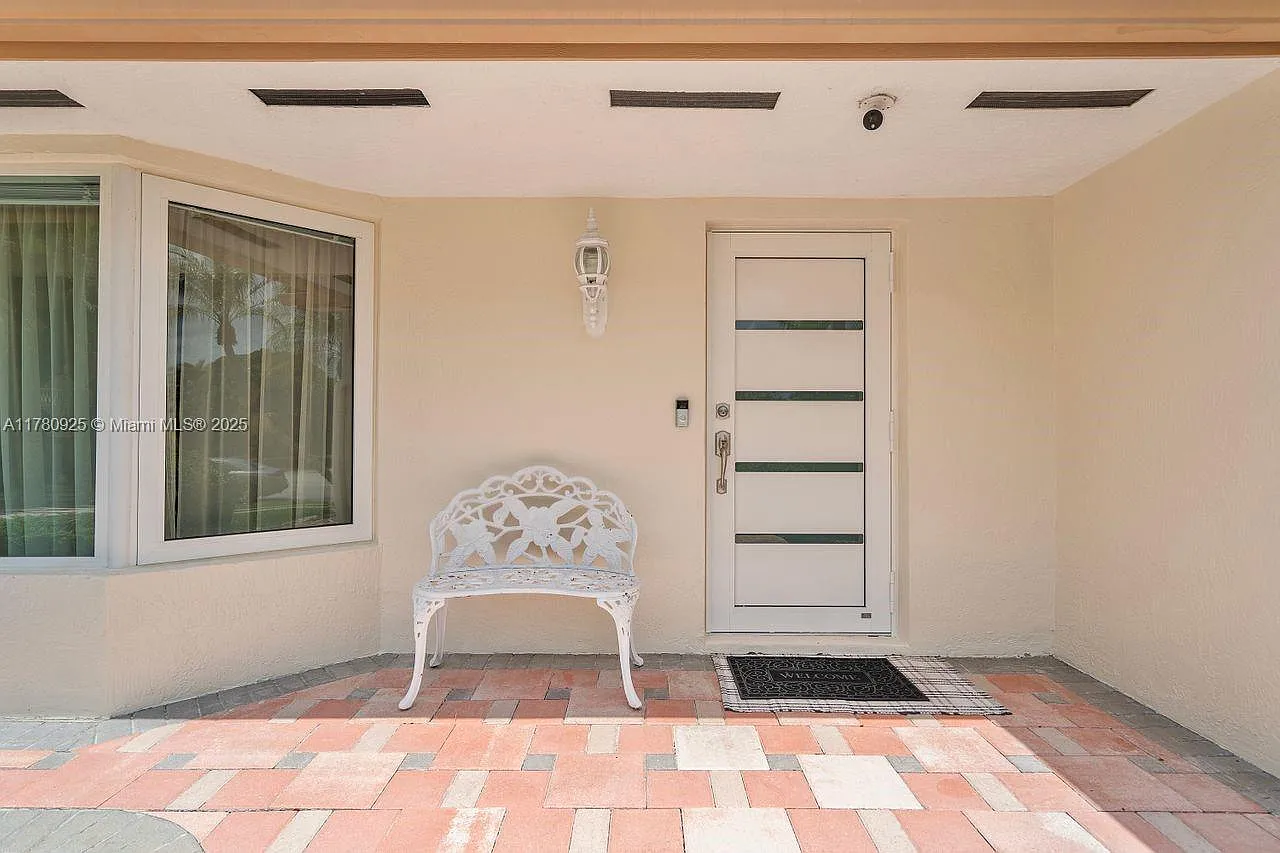 3 bed, $5,700 — Photo 2
