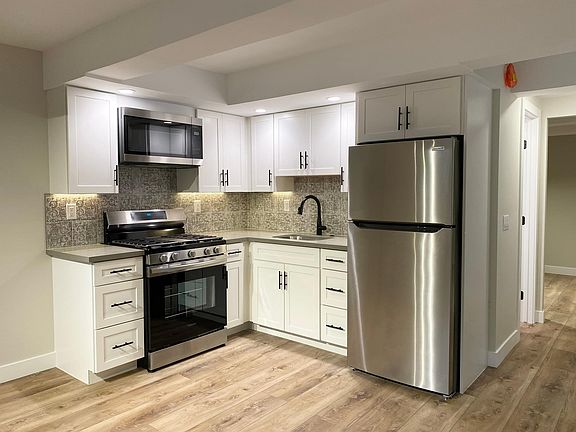Cute farmhouse kitchen.