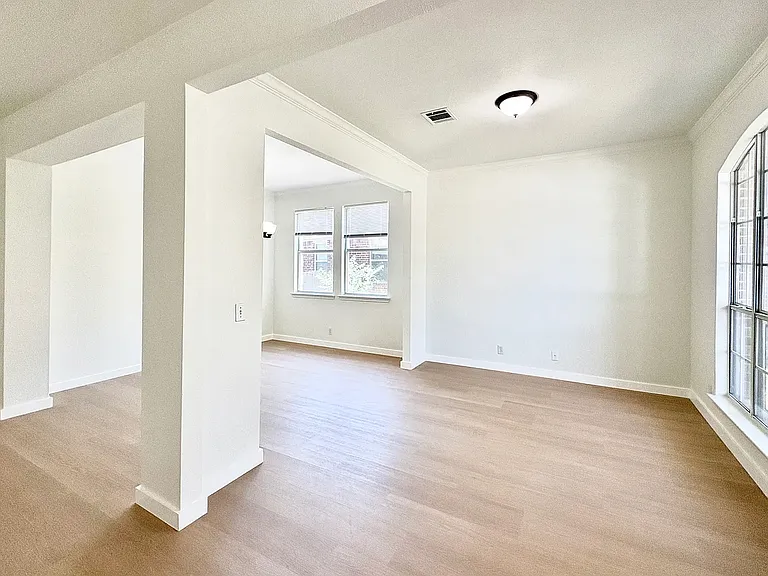 111 N Field St — Photo 4