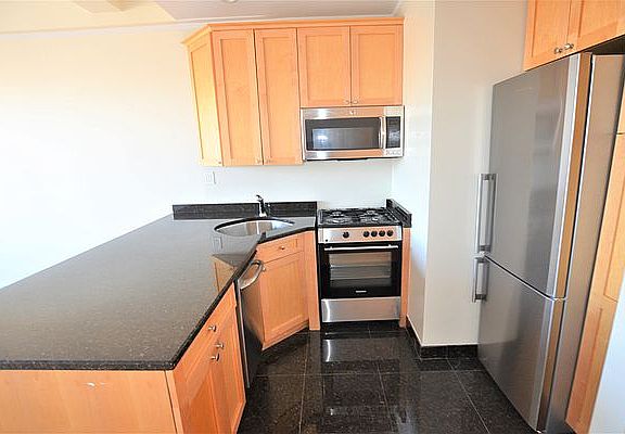 5th image of 166 2nd Ave APT 6K