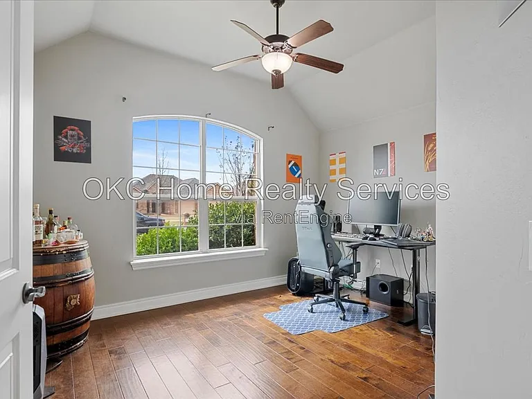 625 NE 23rd St — Photo 33