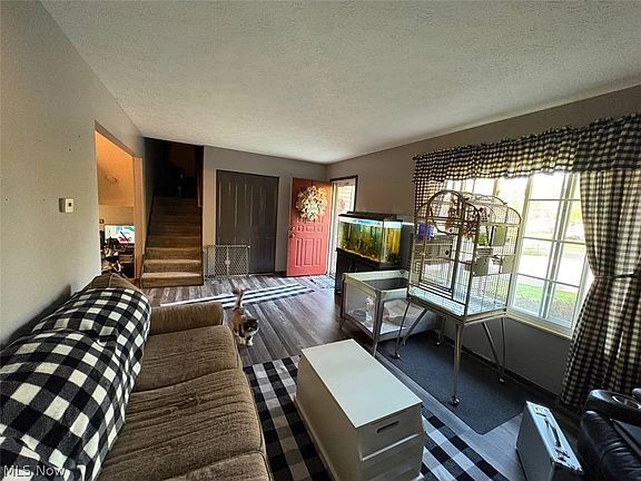 4th image of 503 Meadowridge Ave NW