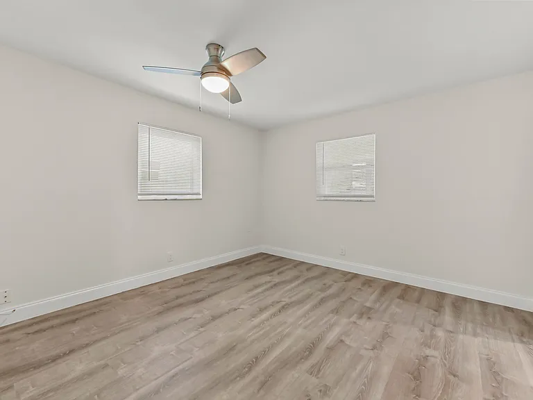 717 SW 16th St — Photo 25