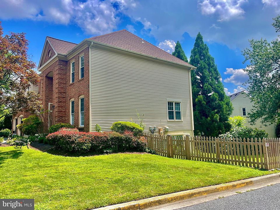 2nd image of 12 Leatherleaf Ct