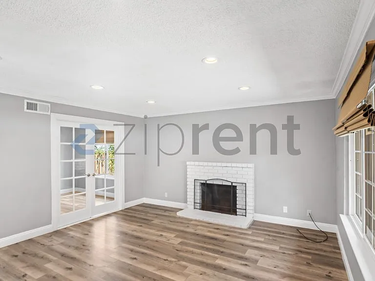 1427 Flickinger Ave — Photo 5