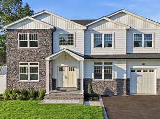 43 Barter Lane, Hicksville, NY 11801