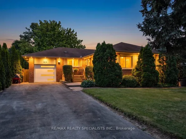63 Suburban Dr, Mississauga, ON L5N 1H1