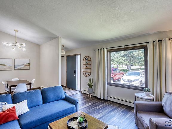 5th image of 320 44th St APT 5A