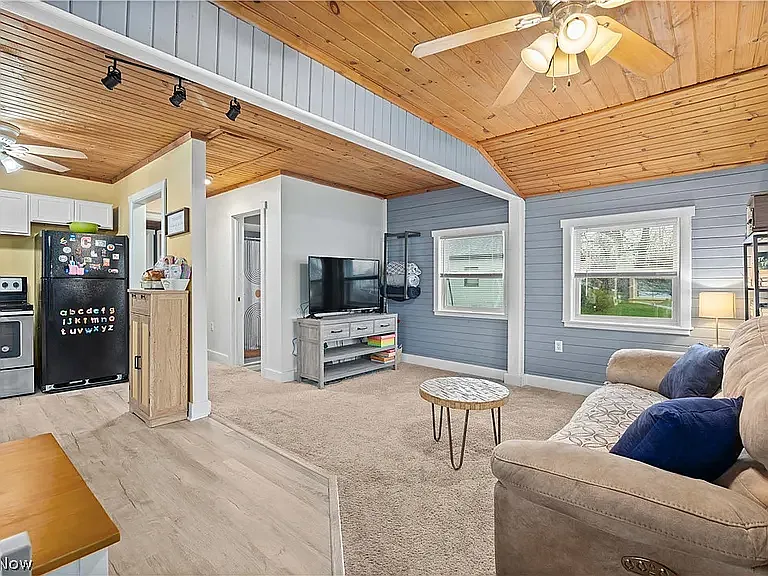 4556 Hawthorne Ave — Photo 3