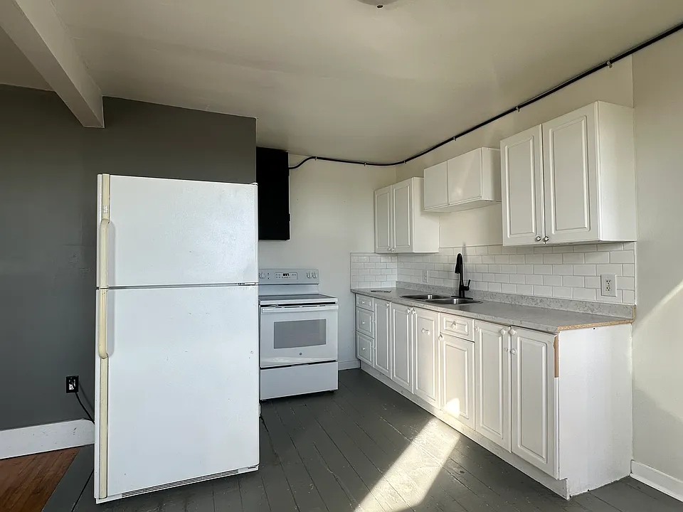 4 Front St E #12