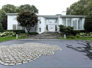 29 Greenwood Ln, Woodbury, NY 11797