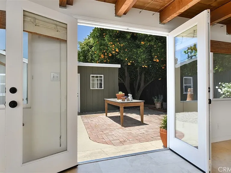 13902 Calvert St — Photo 25