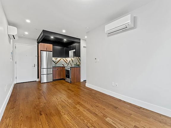 2nd image of 550 Van Buren St APT 3