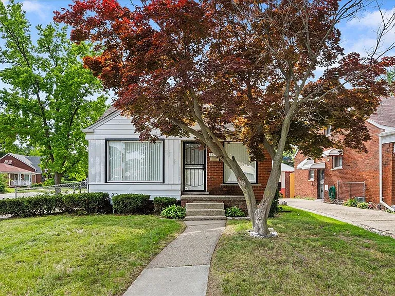 19953 Regent Dr — Photo 1