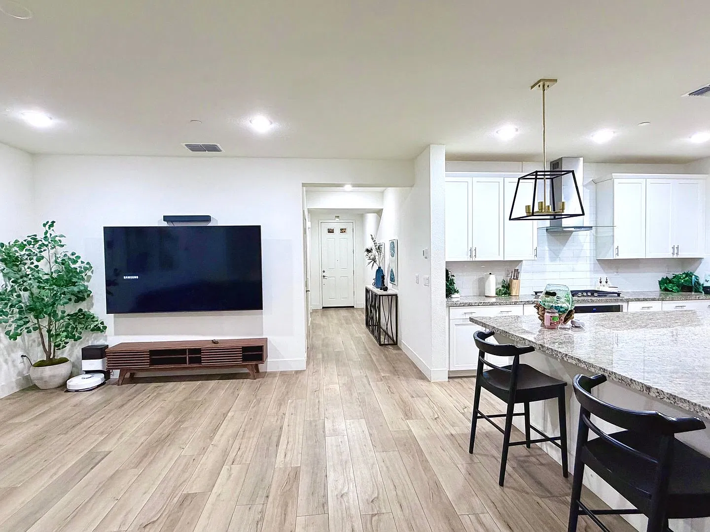 Beautifully maintained 4-bedroom, 3-bath, 2,365 sq ft in Folsom — Photo 2