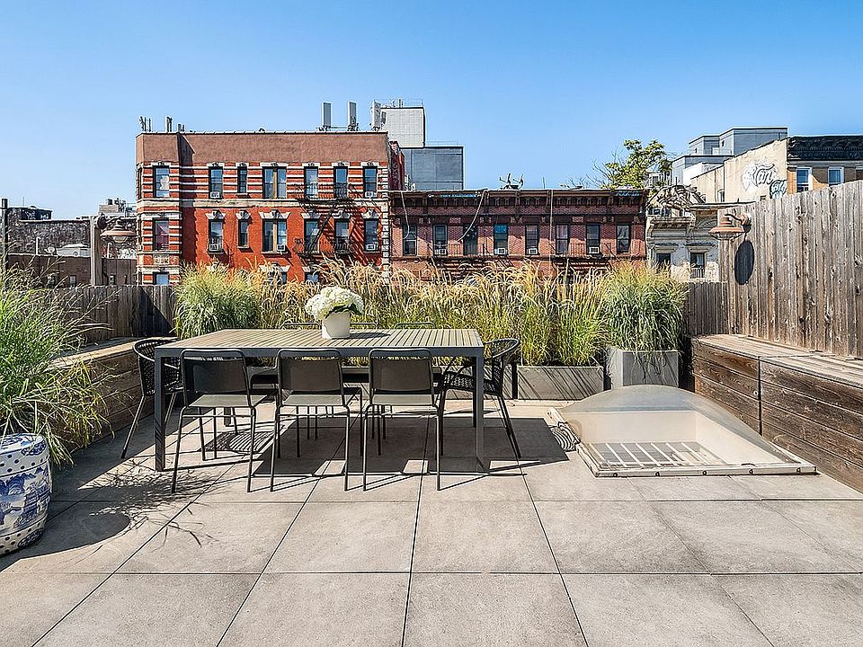 1st image of 214 Avenue 2/3e