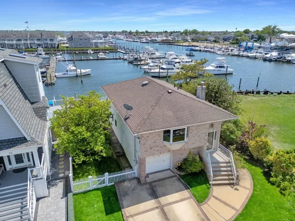 87 W 4th St, Freeport, NY 11520