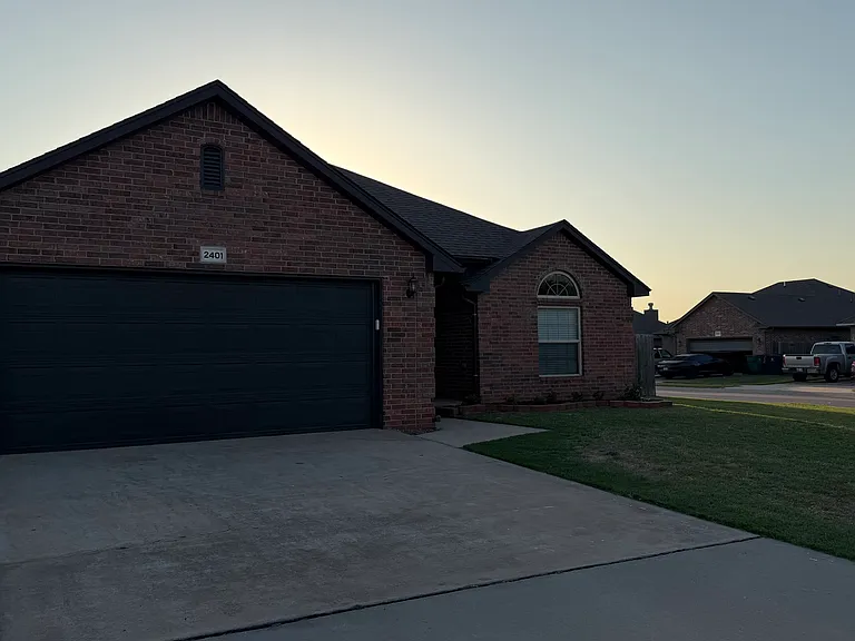 2401 Chadsford Ln — Photo 1