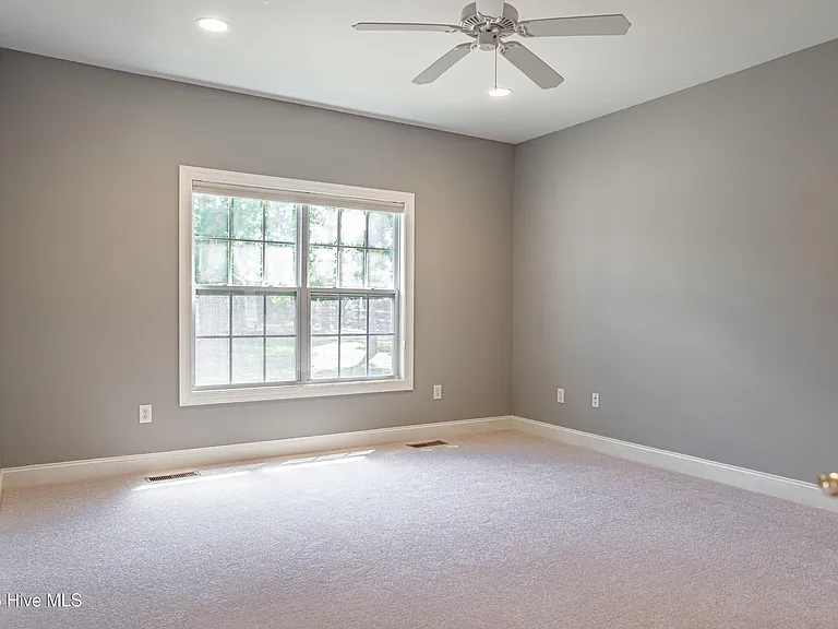 11 Victoria Dr — Photo 24