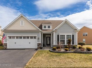 33 W Chaucer Ln, Farmingdale, NJ 07727