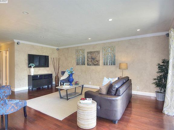 4th image of 1898 Meridian Ave Unit 27