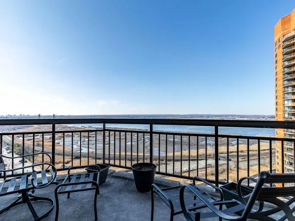 1314 Harmon Cove Tower, Secaucus, NJ 07094