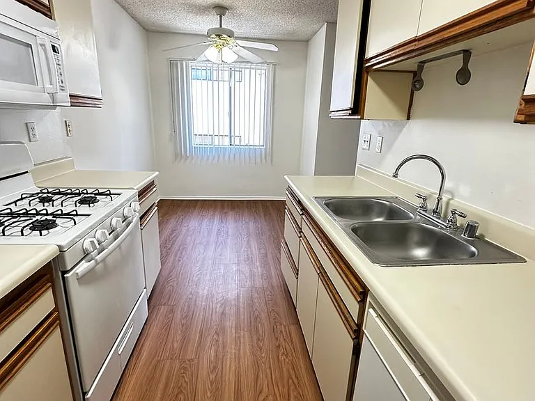 445 E Tujunga Ave — Photo 7