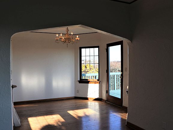 4th image of 2466 Montavista Pl W