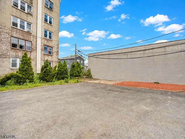 444 N Broad St — Photo 23