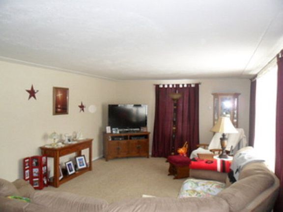3rd image of 911 Dresden Dr