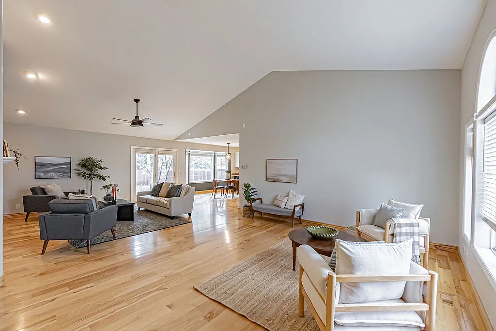 5 bed, 3744 sqft, $3,000 — Photo 3