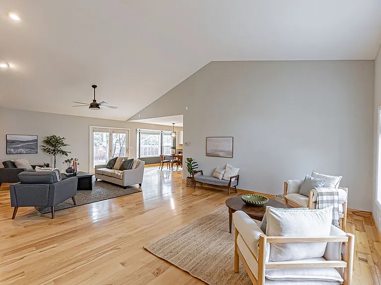 3915 Woodhaven Ln — Photo 3
