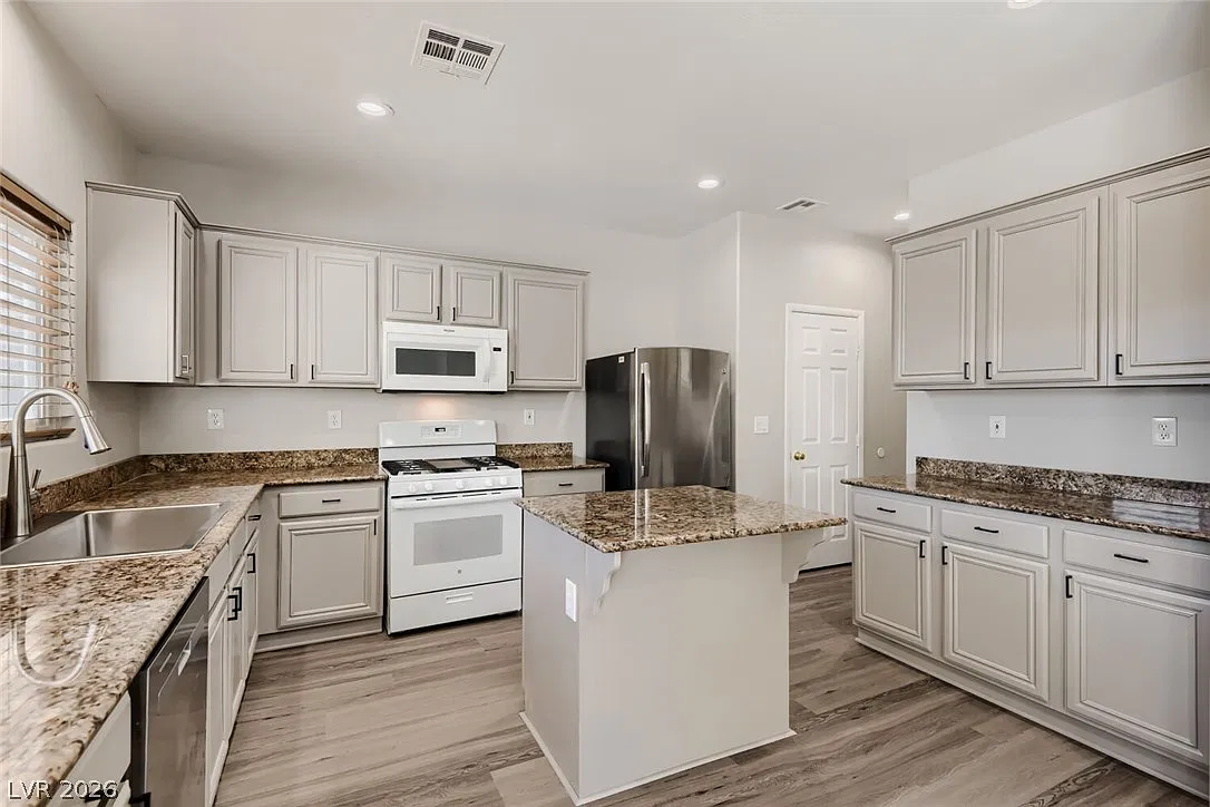 3 bed, 2.5 bath, 1856 sqft, $2,500 — Photo 3