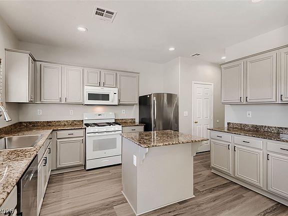 3rd image of 11698 Autunno St