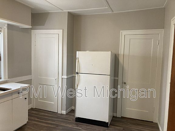 3rd image of 337 Cedar St NE