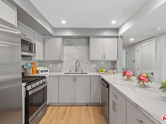 4th image of 5405 Hermitage Ave #202