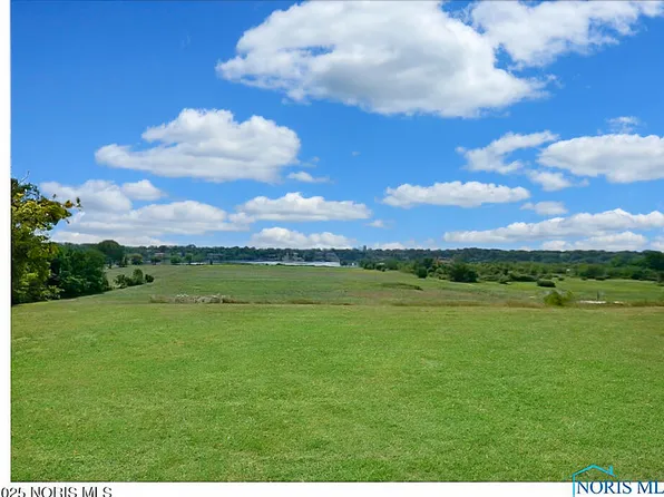 329 River Bend Ln, Maumee, OH 43537