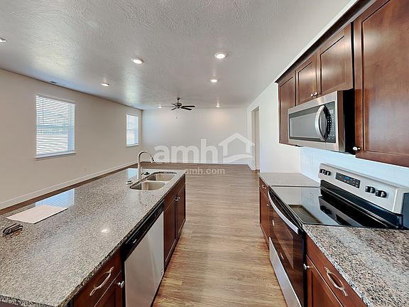 3rd image of 413 N Willes Dr